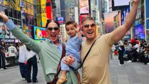 Claudia Raia encanta ao revelar decoração dupla de Natal e Luca rouba a cena nas redes