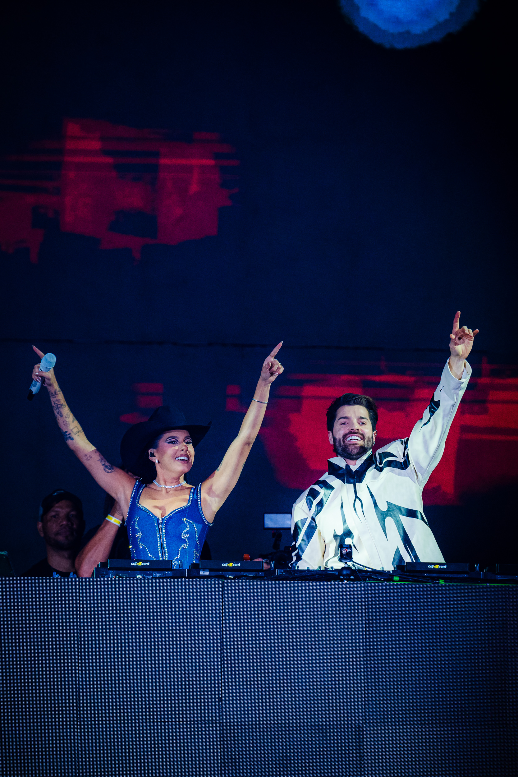 Com show de drones, Ana Castela e Alok gravam videoclipe de “Deixa Nóis Viver”