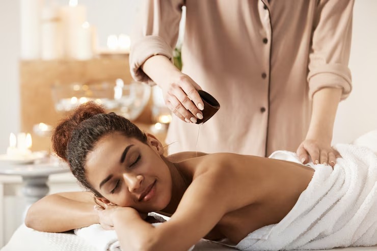 Massagista Derramando Oleo Fazendo Massagem Para Linda Mulher Africana No Salao Spa 176420 12937 Egobrazil