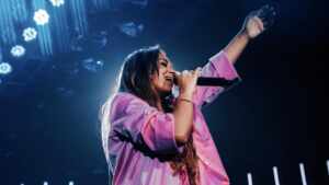 Sarah Beatriz resgata sucesso internacional que já teve versão na voz de Aline Barros