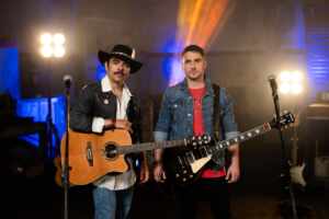 Neto & Felipe revivem “Primeiros erros” e dão novo fôlego a um hino do pop rock nacional