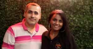 Amor, samba e nostalgia: casal transforma o Outbêco em palco dos 35 anos do Pagode 90