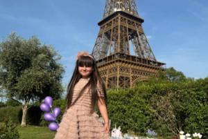 Juju Teófilo curte férias em família na França após fim das gravações de “A Caverna Encantada”