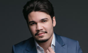 Empresário virou destaque por criar império milionário antes dos 25 com visão e networking