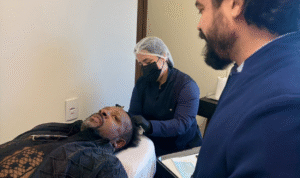 Claudinho, vocalista do Negritude Júnior, inicia tratamento contra alopecia