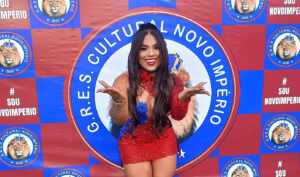 Rainha da escola, Caroline Lima marca presença na feijoada da vitória da Novo Império