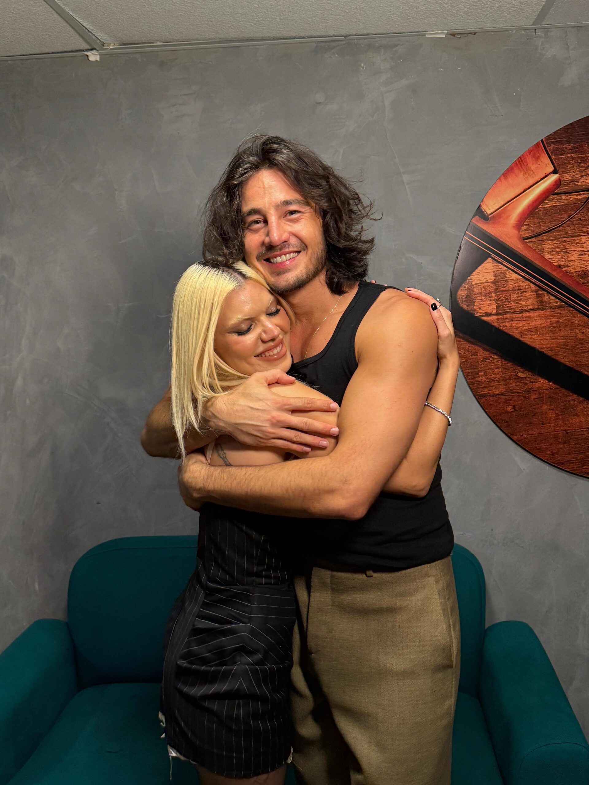 Tiago Iorc e Duda Beat emocionam fãs ao cantar "Tangerina" em show da turnê Noite dos Namorados - Foto: Instagram