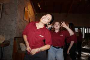 Influenciadores e artistas visitam projeto que transforma jovens através do café