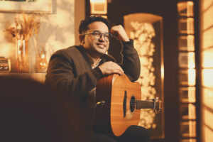 Misaias Oliveira lança o single “Ficar Velhinho com Você”, especial Dia dos Namorados