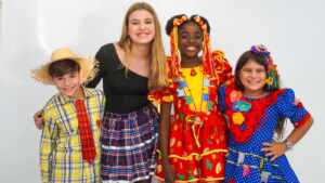 Estilo caipira com toque Fashion: As estrelas mirins da Agência Vogue brilham nas Festas Juninas