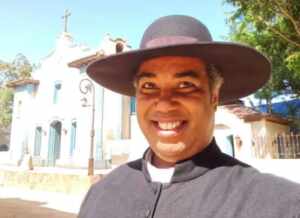 Leandro Santanna vive padre rebelde em nova novela e homenageia Zé Ketti no teatro