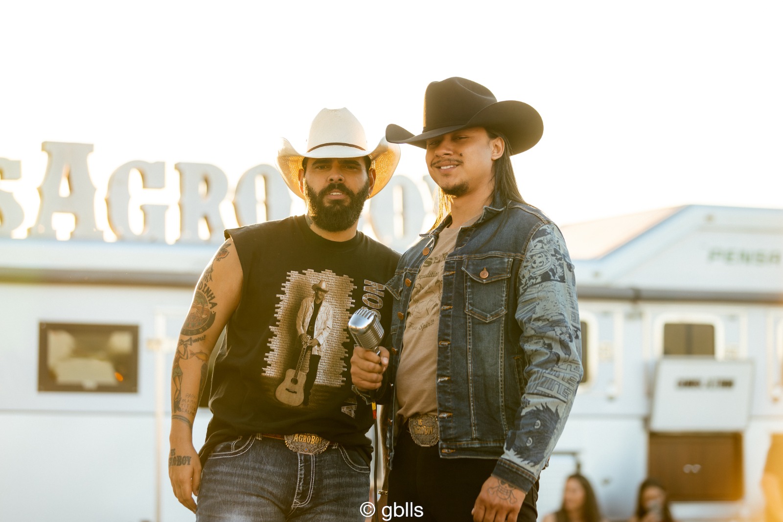 Us Agroboy lança projeto audiovisual “Respeita a Roça” e consolida agro-urbana no cenário musical