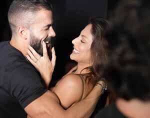 Mari Gonzalez recebe carinho de Pipo Marques ao som de Bell Marques no Arraiá do Berimbau