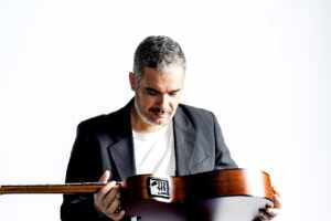 33 anos de estrada, afetos e canções e um novo álbum a caminho definem a história de Chris Gar