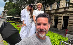 Adriane Galisteu se emociona ao revisitar Budapeste com a família após 31 anos