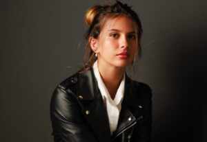 Mariana Lewis comemora novos passos da carreira em Londres