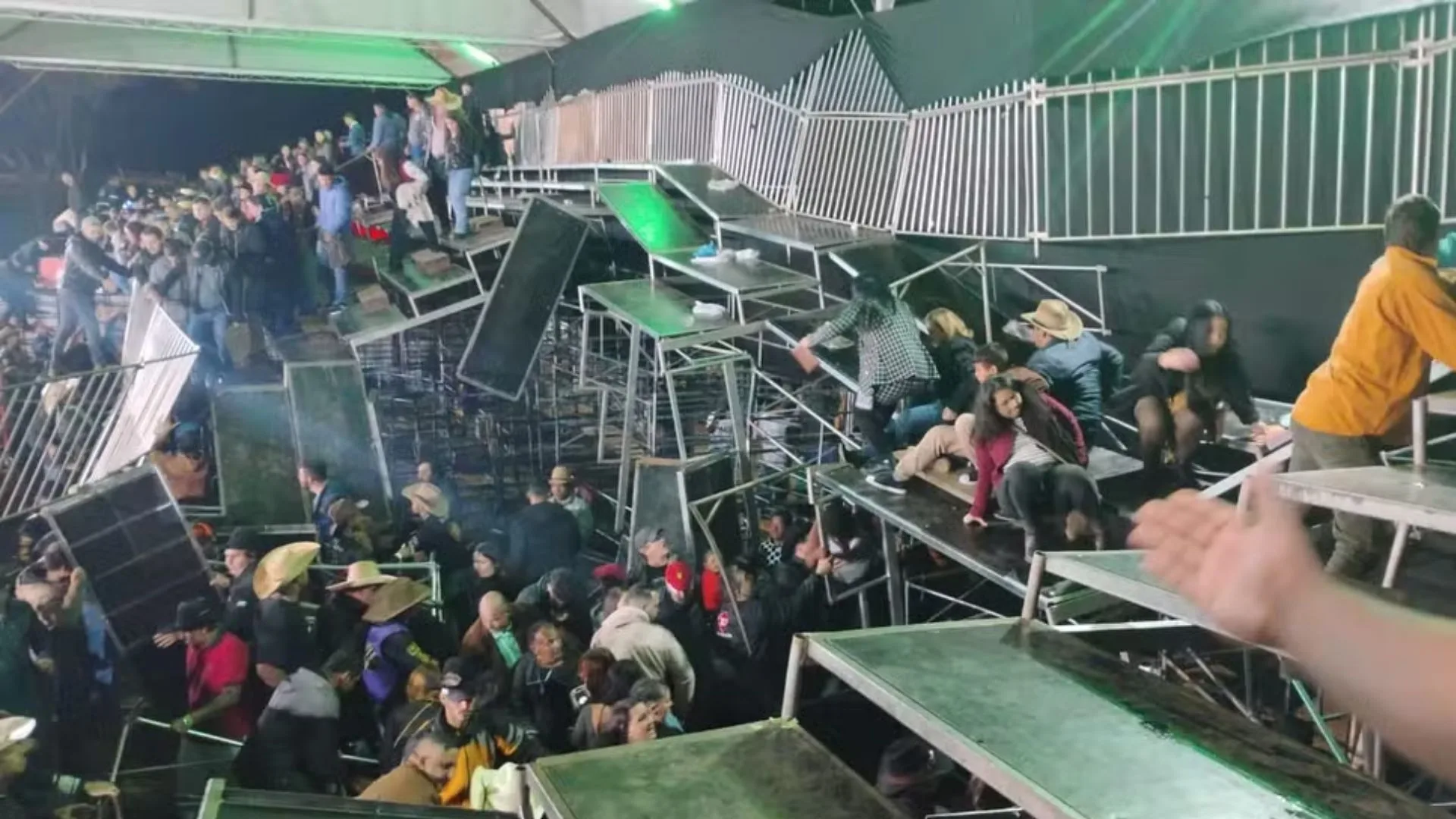 Arquibancada desaba em feira Expo Eldorado e deixa 60 feridos; show de Gian e Giovani é cancelado 5 Arquibancada desaba antes de show de Gian e Giovani e deixa 60 feridos