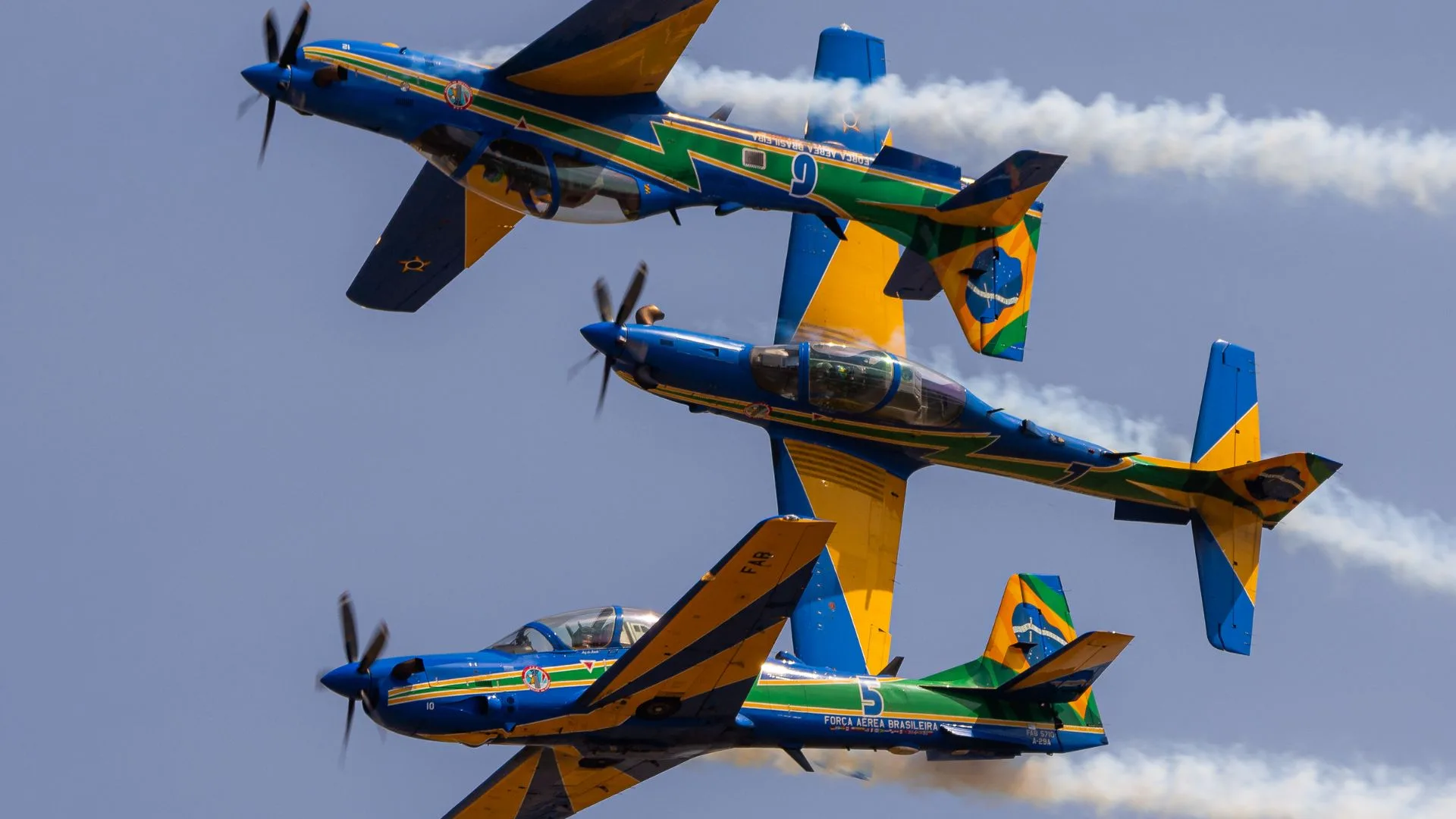 Dois aviões da Esquadrilha da Fumaça colidem em voo de treinamento em São Paulo
