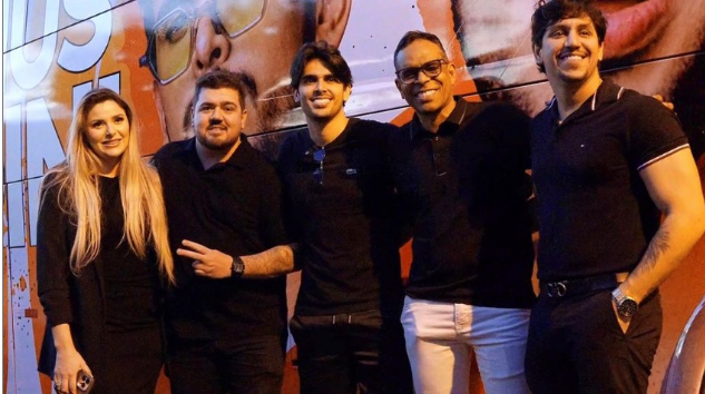 Vinicius Pardini se emociona ao ganhar ônibus com o seu nome Captura de Tela 2025 07 07 as 21.03.43