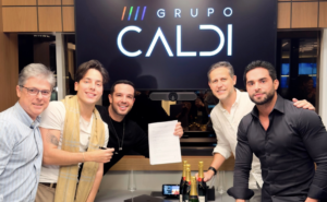 Enzo Ferro assina com o Grupo Caldi e se torna o primeiro artista 360° da empresa