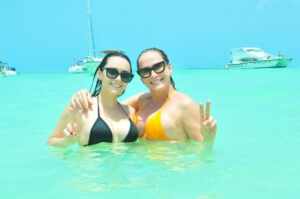 Núbia Oliiver celebra os 21 anos da filha com viagem  para o Caribe