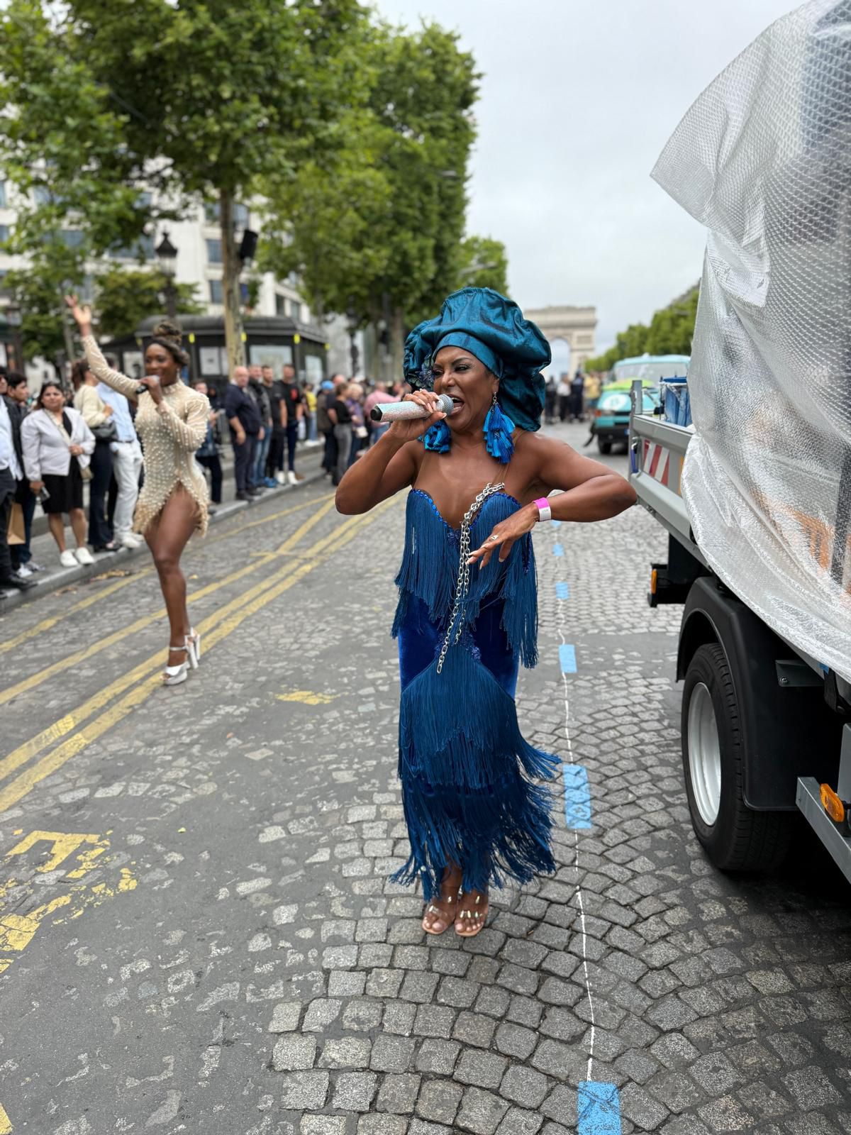 Carnaval em Paris: Cantora brasileira Pipa Brasey brilha em carro de som da “Azulinha” 19 IMG 20250717 WA02081