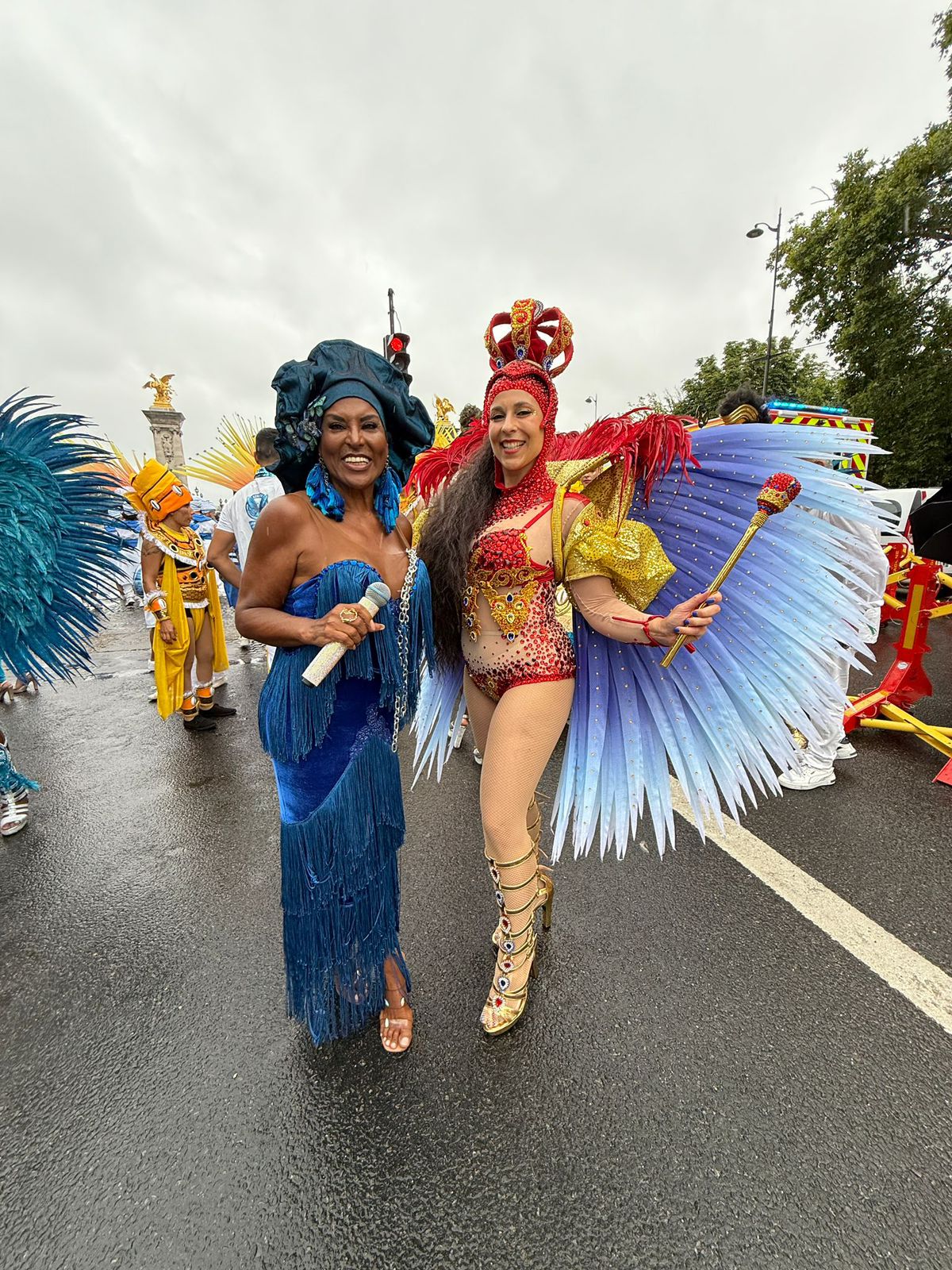 Carnaval em Paris: Cantora brasileira Pipa Brasey brilha em carro de som da “Azulinha” 17 IMG 20250717 WA02091