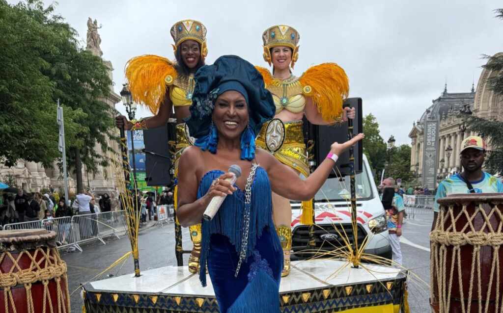 Carnaval em Paris: Cantora brasileira Pipa Brasey brilha em carro de som da “Azulinha” IMG 20250717 WA02102