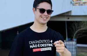 O ativista e influenciador João Vitor de Paiva lança coleção de roupas inclusivas