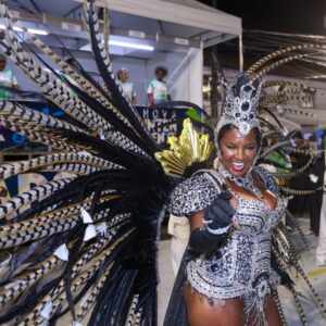 Índia Zurich é a nova rainha de bateria da Vila Santa Tereza