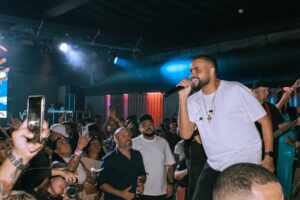 Yan encerra primeira turnê internacional com show à beira-mar e casas lotadas em na Europa