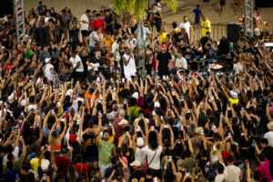 Mumuzinho volta a Manaus e faz show surpresa gratuito para mais de oito mil pessoas