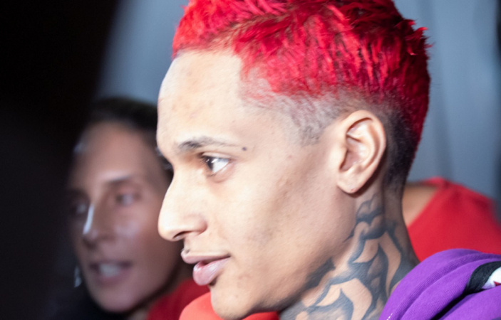 Rapper Oruam exibe tornozeleira eletrônica após deixar presídio em Bangu 9 Oruam