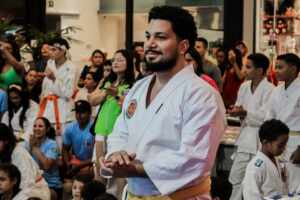 Karate ajuda na saúde e equilíbrio da rotina digital de Bendev Junior