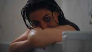 Sasha Prendes resgata amor devastador em nova versão de “Stay” ao lado de Chrona