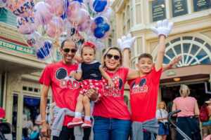 A corretora que ensina como transformar casas em renda em dólar