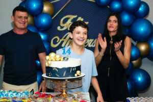 Miguel Galhardo celebra 14 anos com festa animada ao lado de amigos e família no Rio