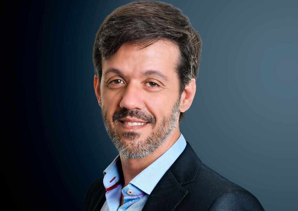 O lado invisível das vendas é o tema central do novo livro de Giovanne Guerra WhatsApp Image 2025 07 23 at 15.04.39 2 e1753794525283