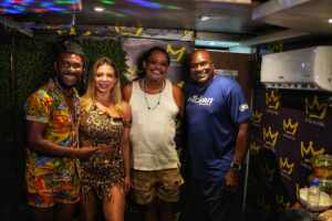 Sheila Mello comemora aniversário em cima do trio em carnaval fora de época no Ceará.