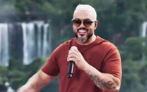 Belo surge com cabelo platinado no “Caldeirão” mesmo após mudança de visual para novela