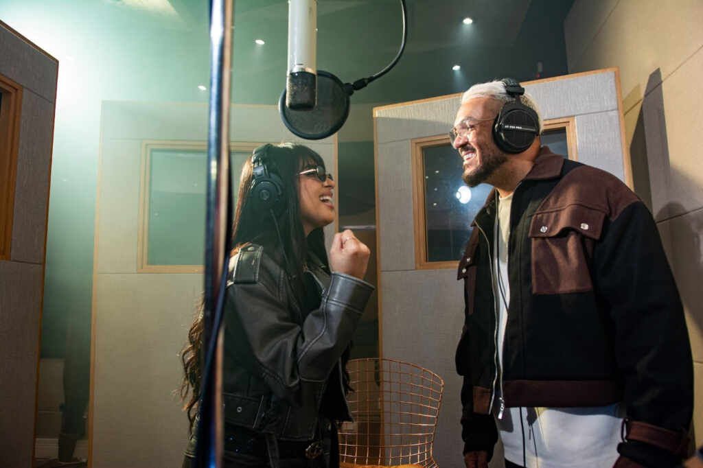 Belo entra em cena na nova temporada de “Lance de Escola” e emociona com música inédita Kysha e Belo no estúdio da Mousik - Divulgação