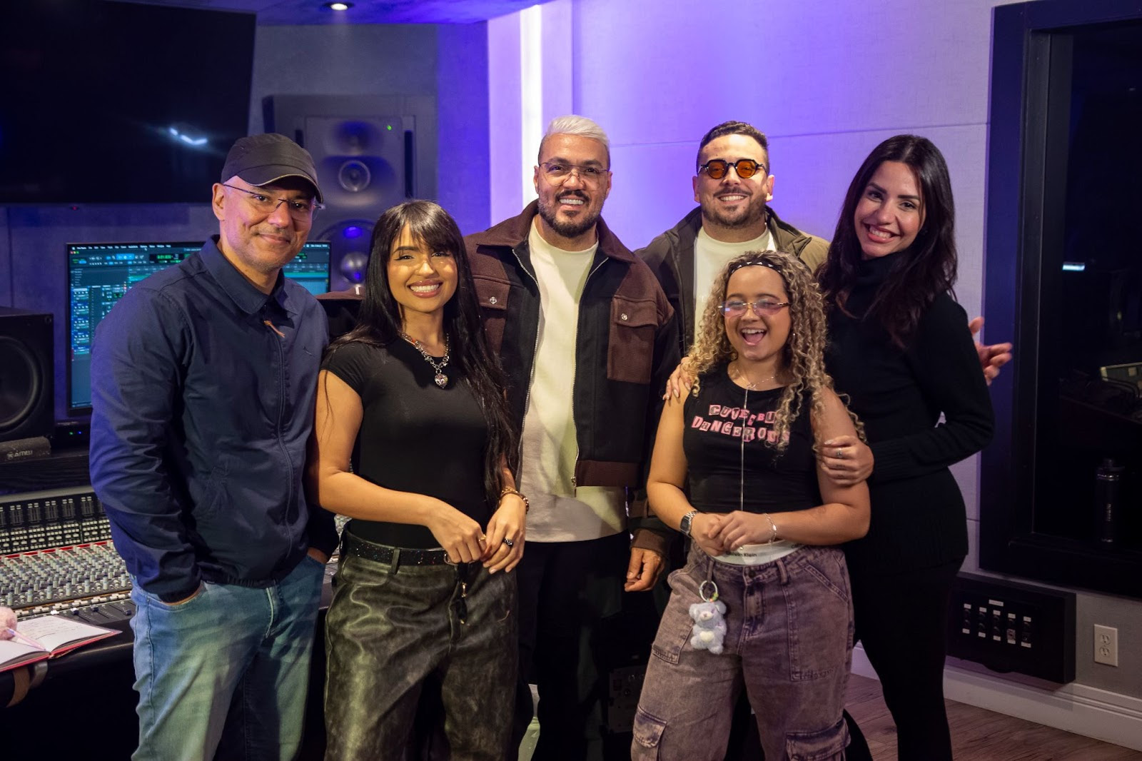 Belo entra em cena na nova temporada de “Lance de Escola” e emociona com música inédita 5 Umberto Tavares, Kysha, Belo, Mine, Igor Dias e Tati Nascimento no estúdio da Mousik - Divulgação