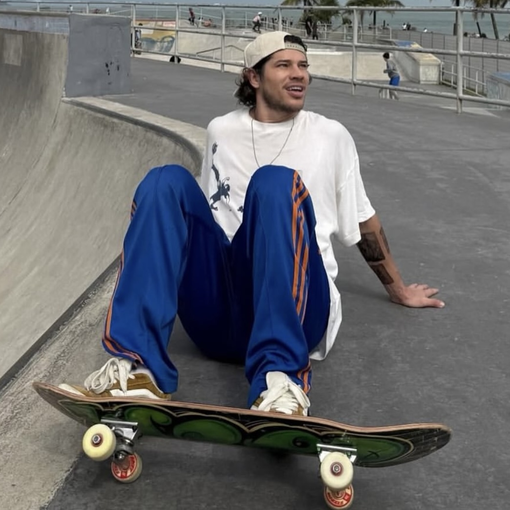 José Loreto surge como Chorão em filmagens de cinebiografia em Santos 2 José Loreto surge como Chorão em filmagens de cinebiografia em Santos - Foto: instagram