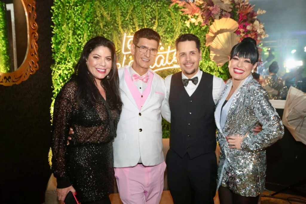 Beth Guzzo e Milene Pavorô prestigiam aniversário do tarólogo Val Couto e do cantor Kaddu Smith Beth Guzzo, Val Couto, Kaddu Smith e Milene Pavorô - Crédito da Foto: Miro Fotografia / Divulgação