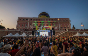 A voz do povo! Ju Marques atrai 10 mil pessoas em show especial em Manaus