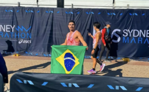 Ator Nicolas Prattes faz história na Maratona de Sydney