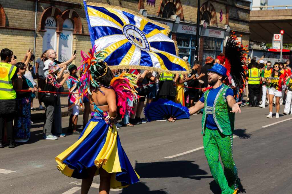 Presidida por Liani Devito, Império da Rainha é declarada campeã do carnaval de Londres Desfile Imperio da Rainha 4