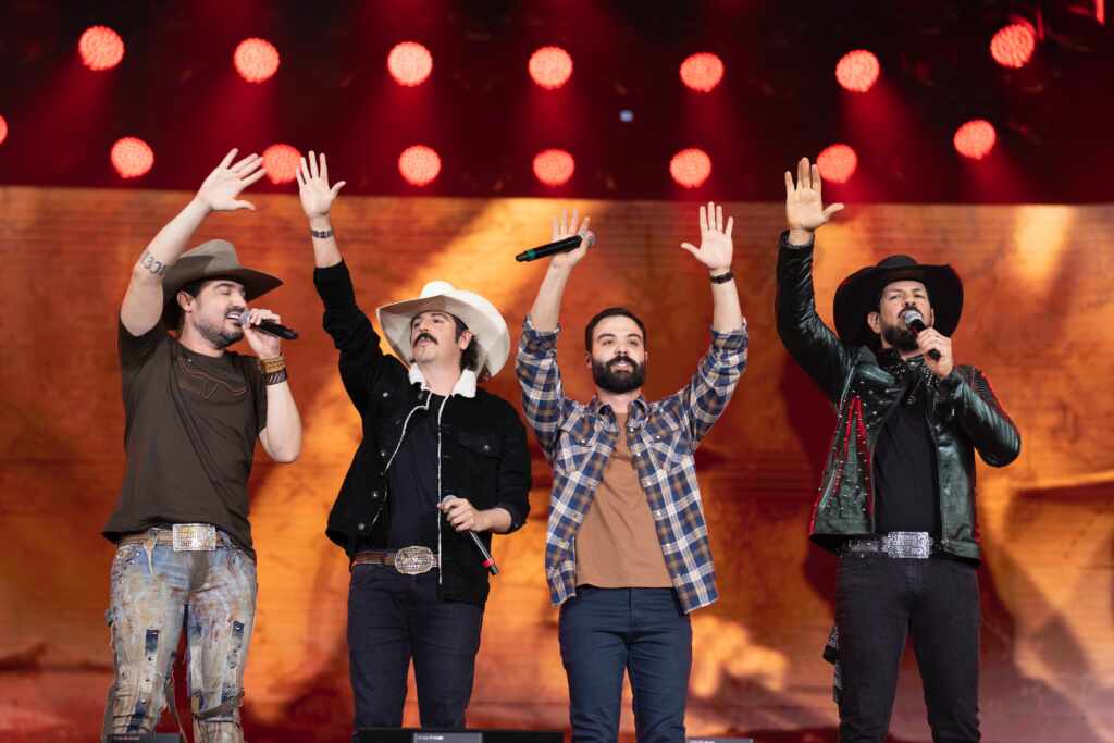 Fiduma & Jeca sobem ao palco com Fernando & Sorocaba e levantam o público no primeiro dia da Festa do Peão de Barretos