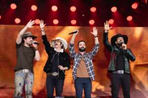 Fiduma & Jeca sobem ao palco com Fernando & Sorocaba no primeiro dia da Festa do Peão de Barretos