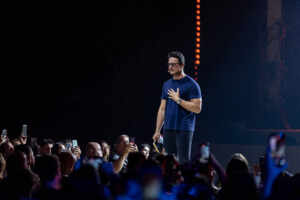 Deive Leonardo doa 5 mil kits de higiene a vítimas de tornado no Paraná